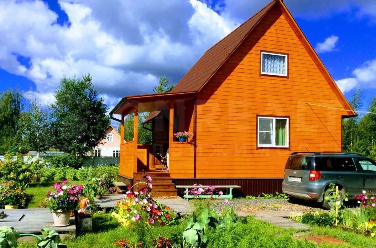 дача в подмосковье. семья дома. на даче. дачный поселок. между городом и дачей новые.