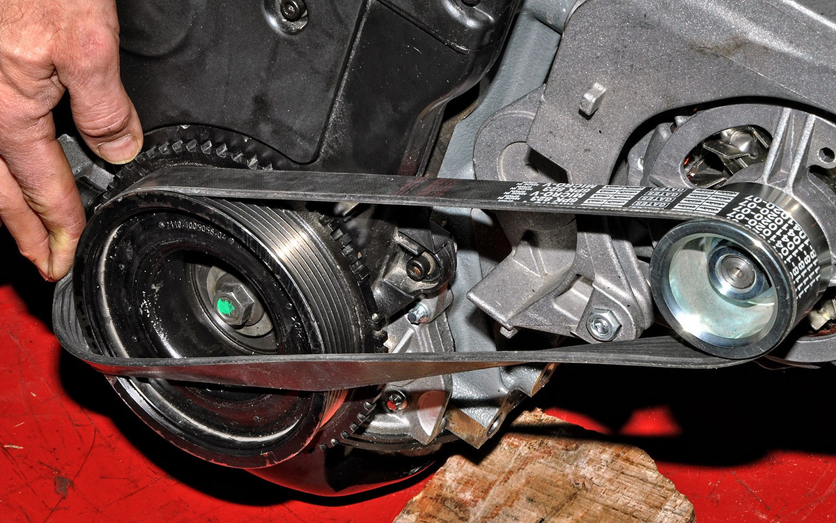 Свистит двигатель. Авто свистит. Тормозные колодки ваз 2114. Тормозной диск свистит. Почему свистит автомобиль.