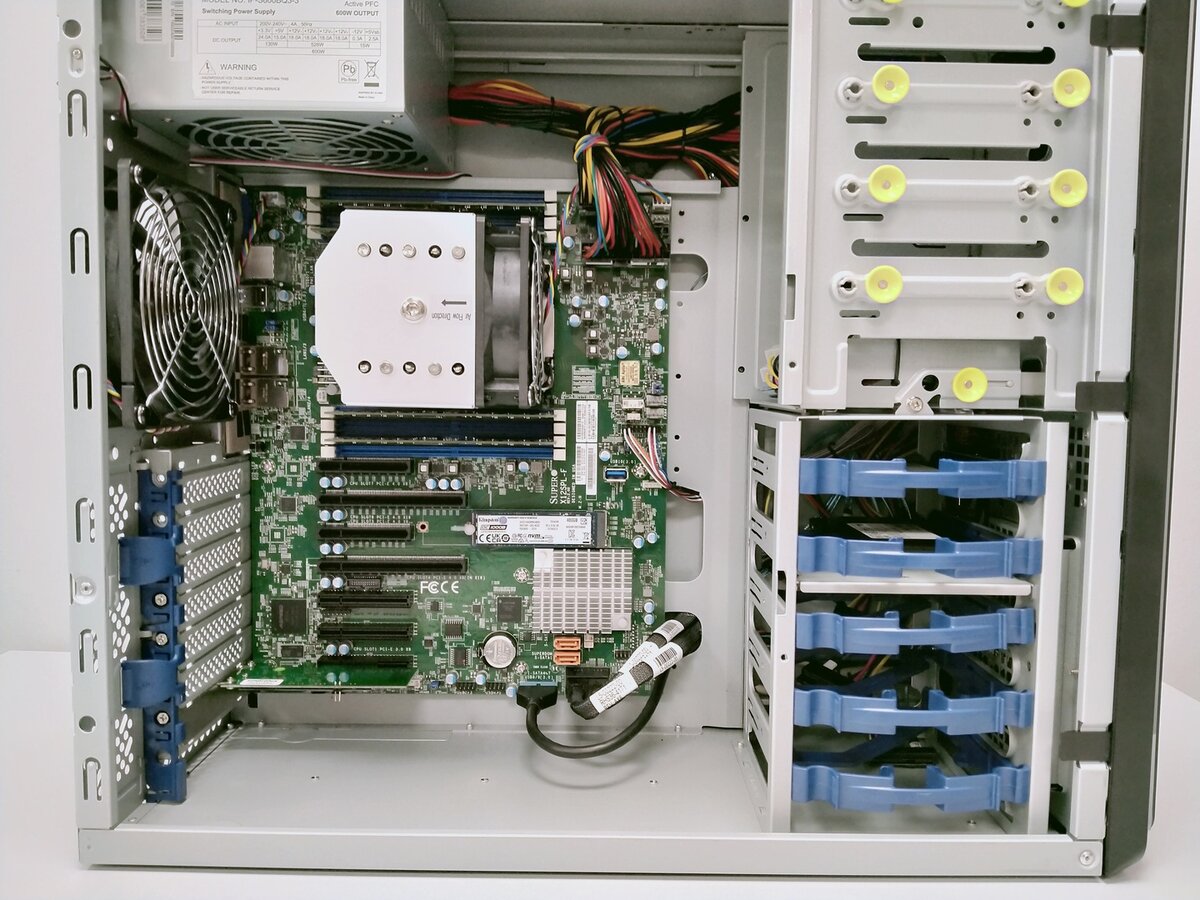 Домашние серверы представляют собой базовые компьютеры или серверные устройства, задача которых заключается в обработке разнообразных операций для пользователя и других устройств в пределах домашней сети.