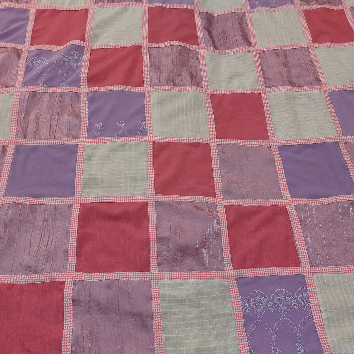 Вот так выглядит покрывало на кровать нашей маленькой внучки, основные цвета которого-розовые