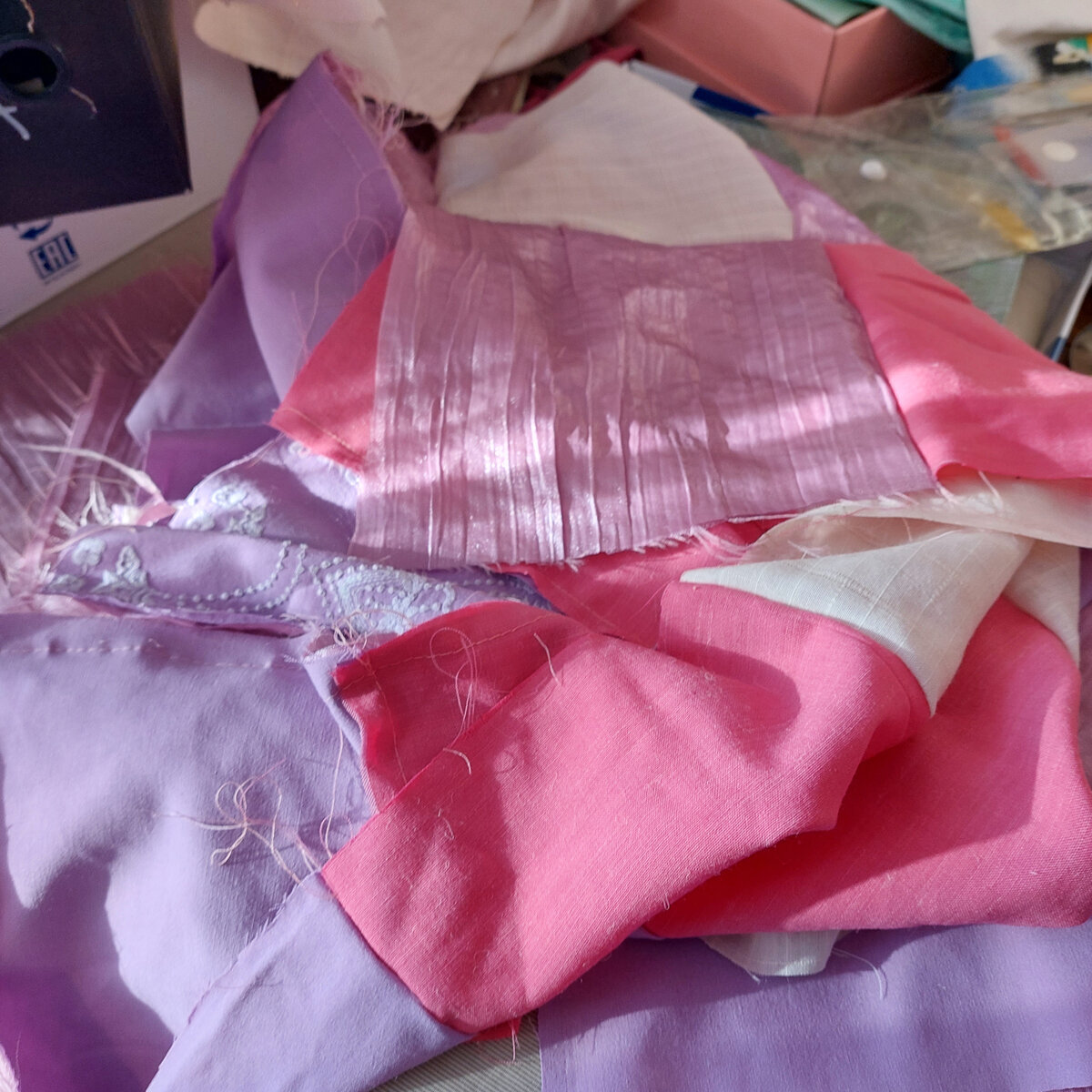 Вот на фото видна разная структура моих разноцветных лоскутов-квадратов