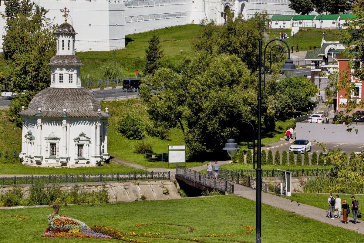 Она же. Справа дорожка, упирающаяся в просп. Красной Армии