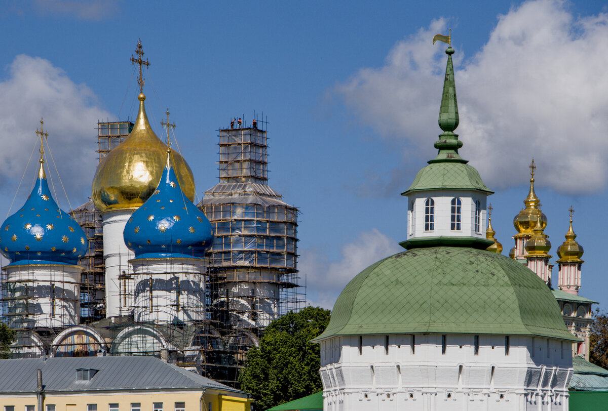 Вид Лавры крупнее. Справа угловая башня местного кремля, слева Успенский собор