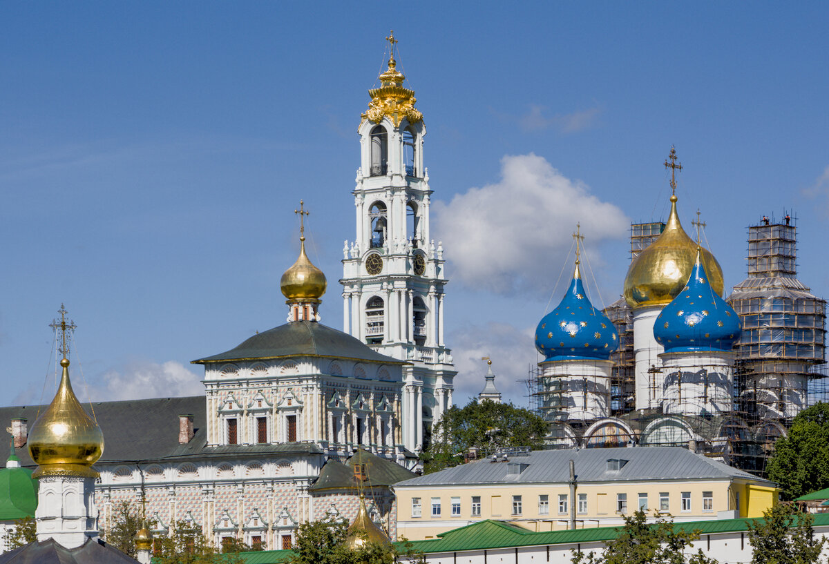 Колокольня (высокая башня), справа маковки Успенского собора. Активная реставрация