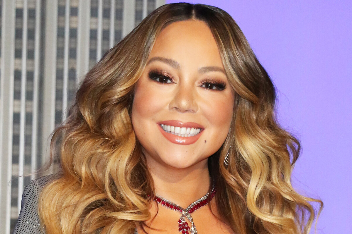     Модный конфуз: Мэрайя Кэри появилась на церемонии награждения в нелепом корсетном боди