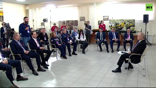 Девушке дарят цветы. Девушка предприниматель. Зовут на встречу. Встреча на улице. Встреча выпускников 10 лет спустя.