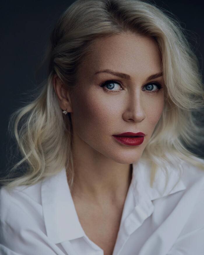 обиделся демотиватор. нельзя обижать людей. моль выгнали на улицу. моль выгнали из дома мем. легче всего обидеть мать.