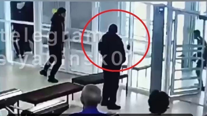 ОХРАННИК ШКОЛЫ НАБЛЮДАЕТ ЗА ДРАКОЙ. ФОТО: СКРИНШОТ ВИДЕО С ЗАПИСИ КАМЕРЫ НАБЛЮДЕНИЯ. 