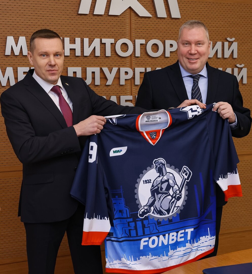 Павел Шиляев (справа), генеральный директор ПАО «ММК»: «Лучшим подарком будут ваши победы!». Алексей Жлоба (слева), директор ХК «Металлург»: «Но джерси, на всякий случай, мы тоже дарим…»"
