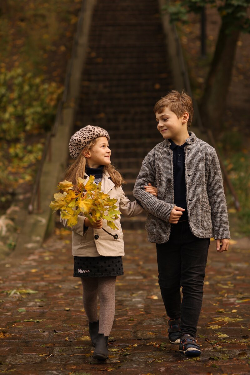 Сериал сестры двойняшки 2017. Две сестры из бостона (1946. Сериал сестры стречина. Сёстры фильм 2001. Сводные сестры фильм 2018.