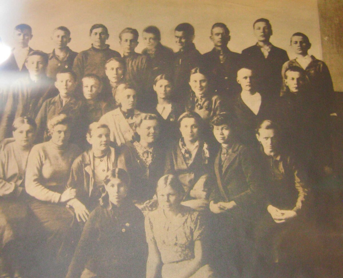 Аня Сопова с одноклассниками. Конец тридцатых годов, г. Краснодон. Анна, - третья справа во втором ряду. 