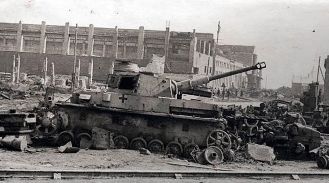 Сталинград тракторный завод 1942. Волгоградский тракторный завод Сталинградская битва. Сталинградская битва 1942 танки.