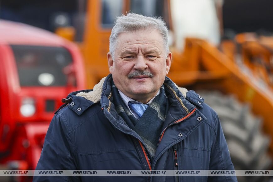 Вспашка почвы. Полевые работы слова. Все на полевые работы. Сельскохозяйственные профессии для дошкольников. Полевые работы.