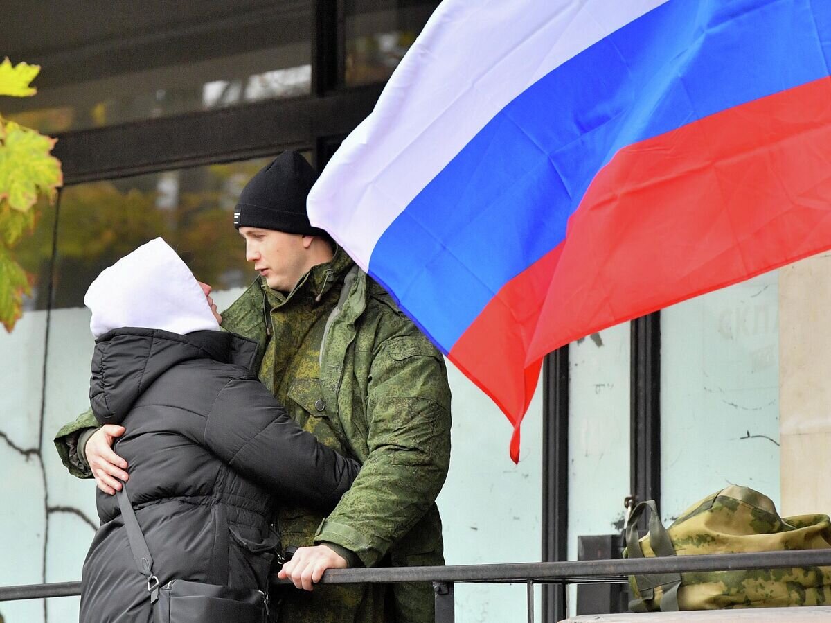    Девушка провожает молодого человека, призванного на военную службу в ходе частичной мобилизации, на территории временного пункта мобилизации в павильоне №46 на ВДНХ в Москве© РИА Новости / Алексей Куденко