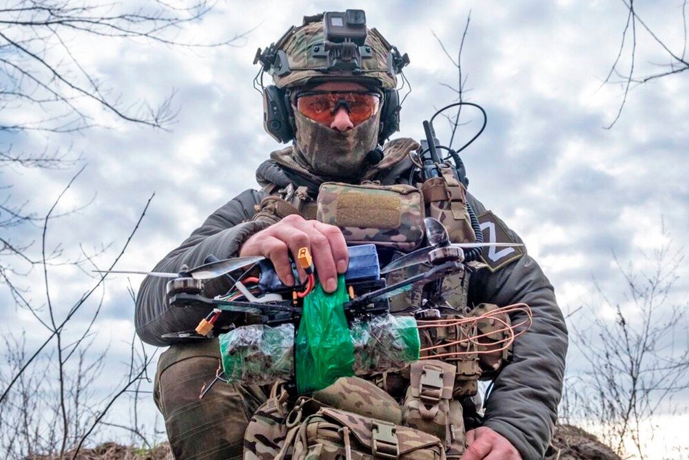 Drones текст. Drones текст. Дроны для презентации. Презентация летательные аппараты. Характеристики квадрокоптеров.