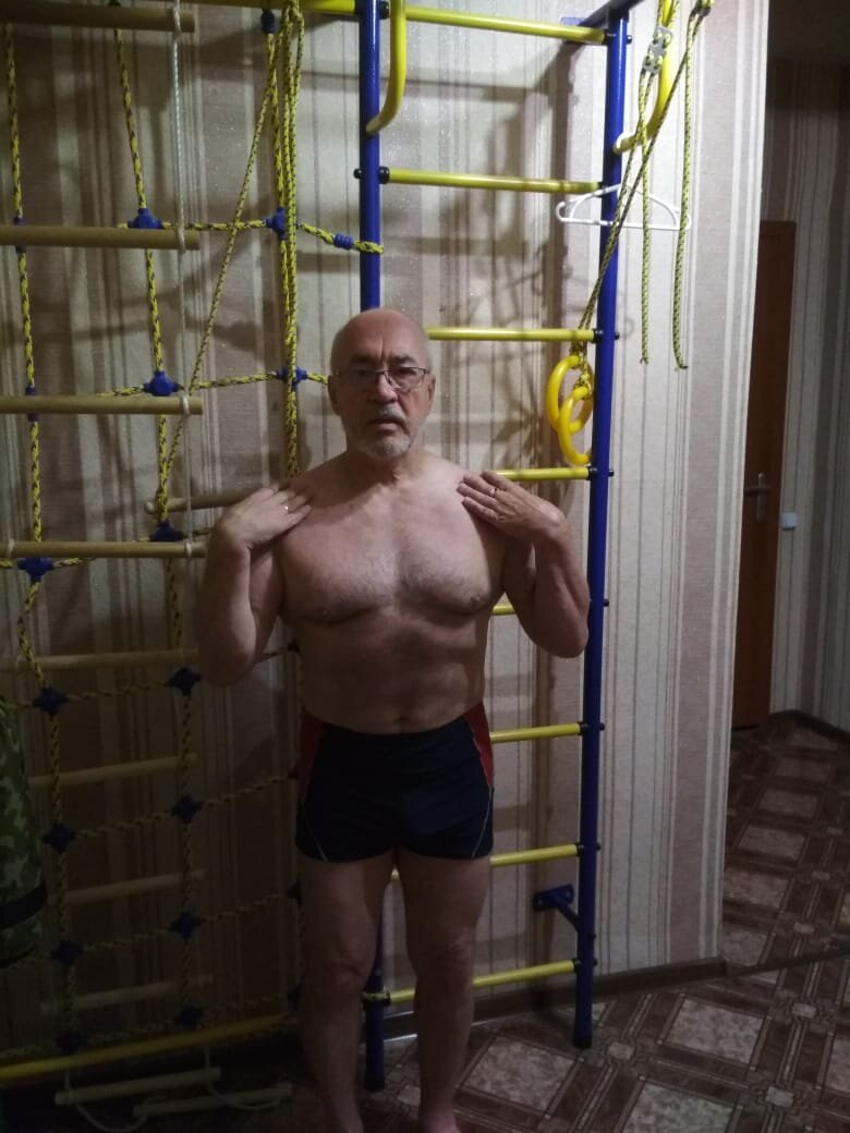 Очень важно коснуться кистями передних дельт.