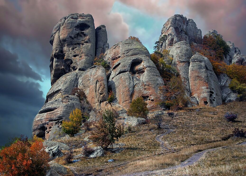 Каменная ладонь. Человек под камнем. Висячий камень в ергаках красноярского края. Женщина с камнем в руках. Каменное сердце.