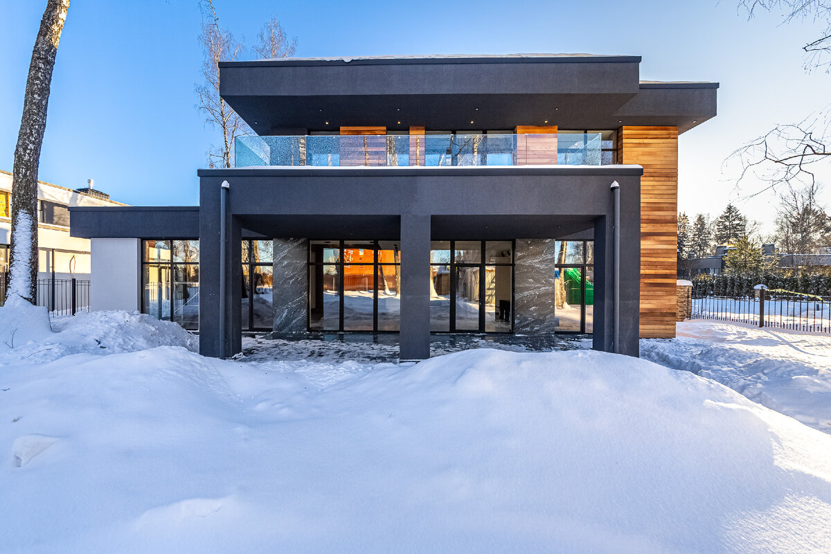 Вид на дом с участка в поселке Монтевиль