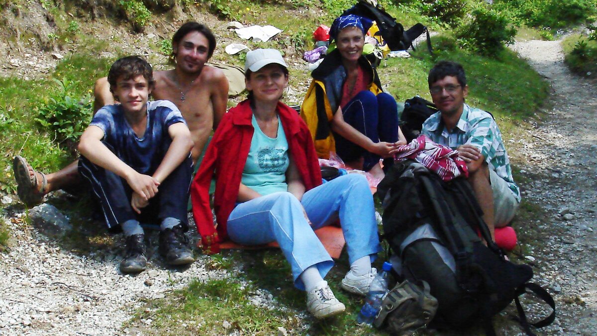 Grossglockner high alpine road. дорога сбоку горы. фотоколлаж горы россии. налево горы направо горы. фон дорога.