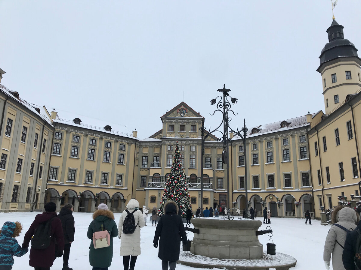 Сначала дворец был пониже и не соединялся галереями с Арсеналом (слева) и Каменицей (казармой) с дозорной башней (справа). Такой вид появился уже при пра-правнуке «Рыбоньке».