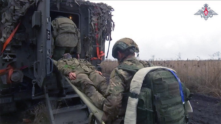 ИЗ ЗОНЫ БОЕВЫХ ДЕЙСТВИЙ ЕХЛАКОВА ПРИВЕЗЛИ С ОБОСТРИВШИМСЯ ДИАБЕТОМ И ГНОЯЩЕЙСЯ НОГОЙ В ВОЕННЫЙ ГОСПИТАЛЬ В ПОДОЛЬСКЕ. СКРИНШОТ КАДРА ВИДЕО МИНОБОРОНЫ РОССИИ