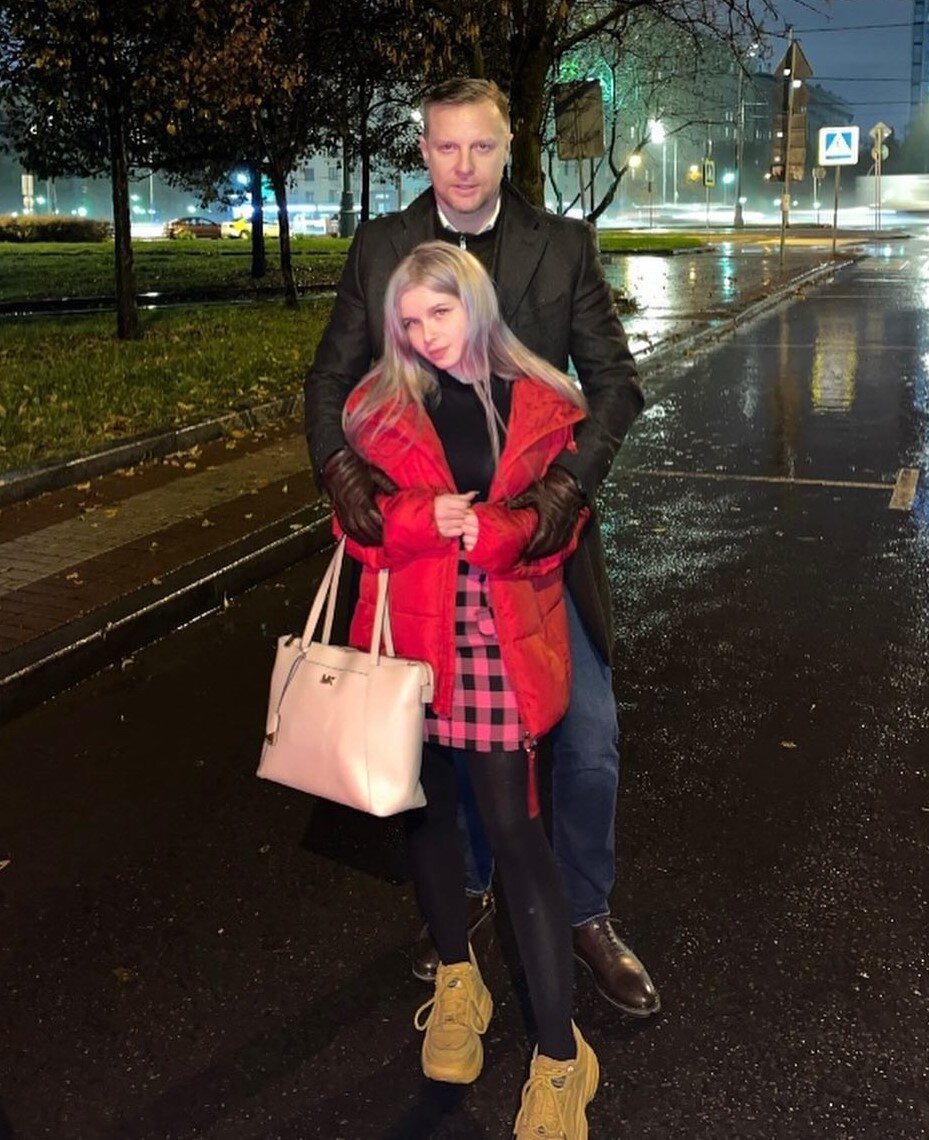 мужчина кричит на женщину. женщина над мужчиной. муж оскорбляет жену. муж унижает и оскорбляет жену. люди смеются над человеком.