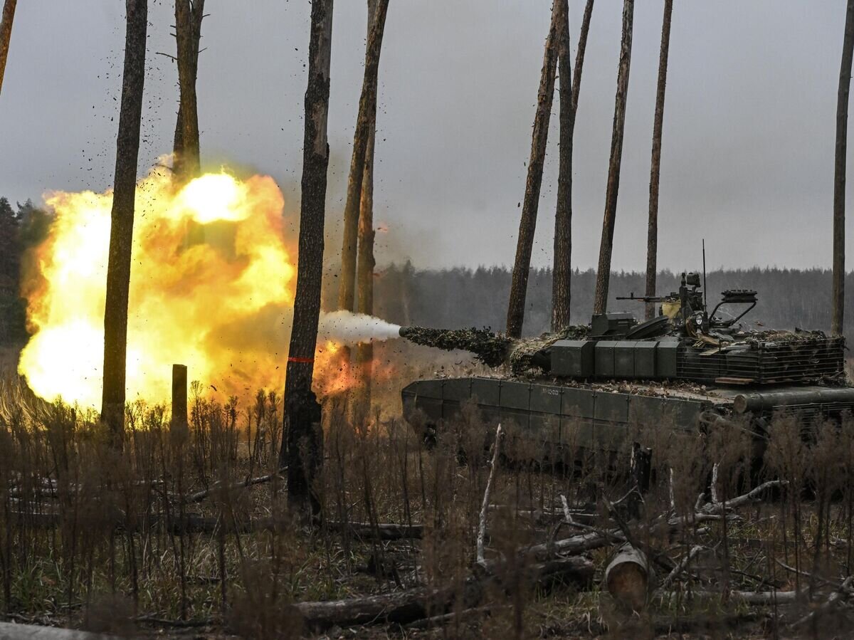    Танк Т-80 ВС РФ на огневой позиции на Краснолиманском направлении спецоперации© РИА Новости / Станислав Красильников