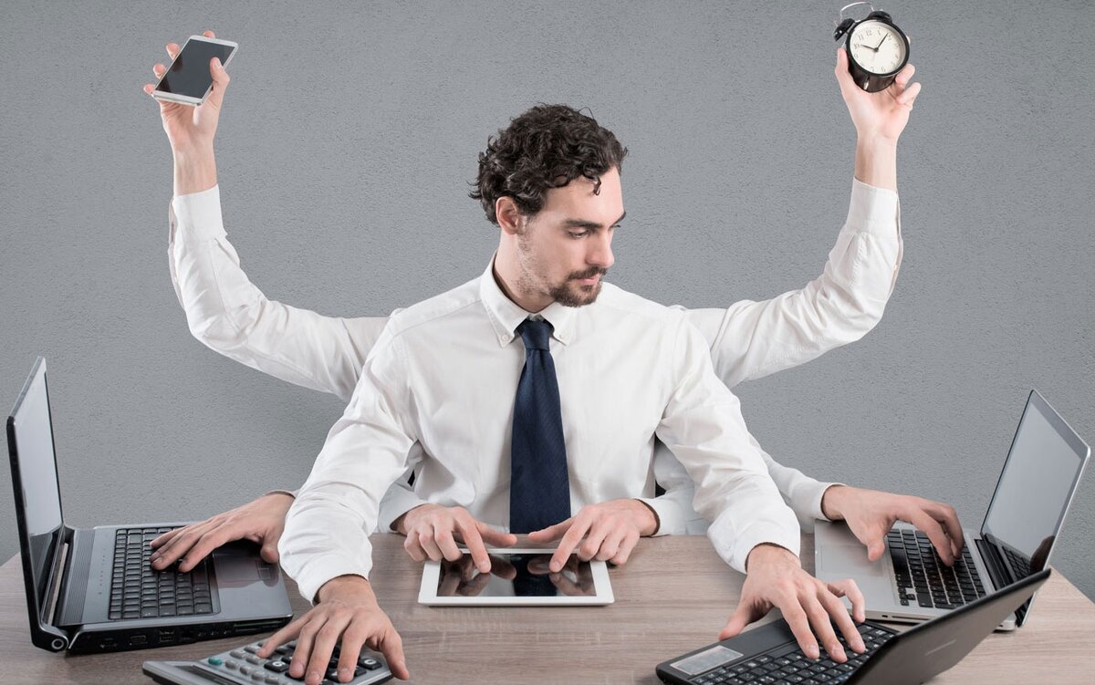 продуктивный работник. работник офиса. продуктивность труда. многозадачность человека. работает в офисе.