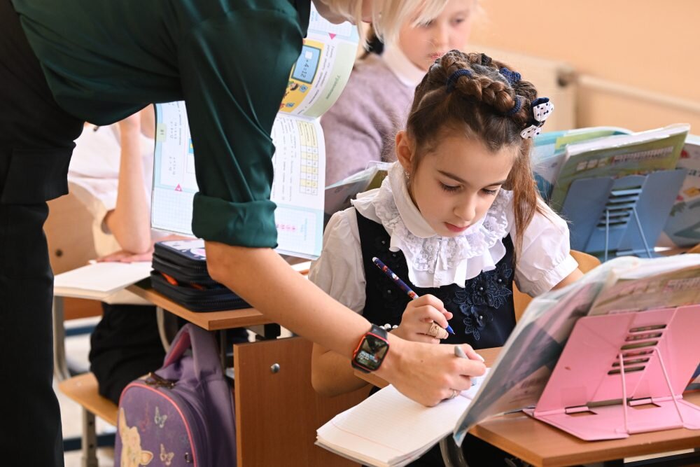 Интервью школьника. Интервью ученика. Ребенок репортер. Интервью ученика. Заставка интервью школьника.