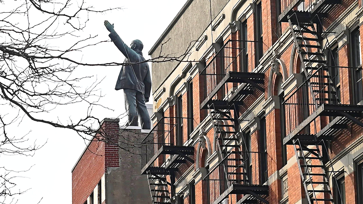 Статуя Ленина на крыше жилого комплекса «Красный квадрат» 
