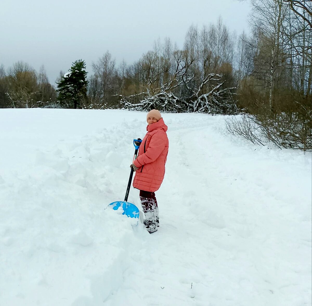 Ноги в кроссовках. Ботинки в снегу. Под ногами 5. Под ногами 5. Поднимает с земли.