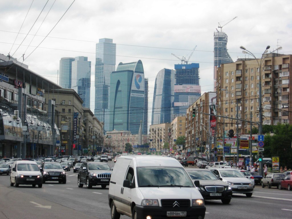 Автотранспорт – одна из главных городских факторов опасности. Фото: Мир Квартир