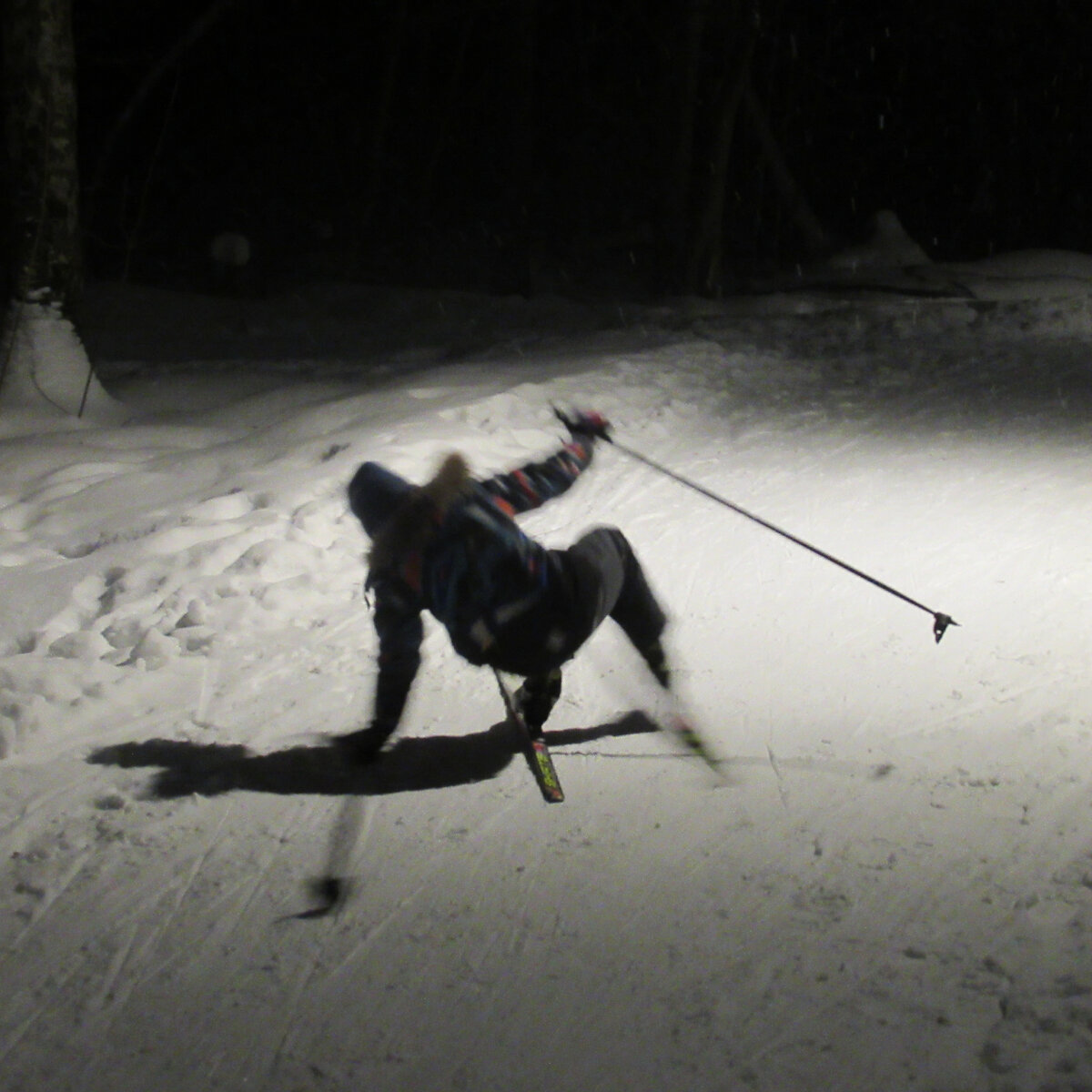 Современные лыжи. Беговые лыжи. Современные лыжи. Классический ход на лыжах. Лыжник.