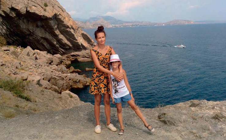 Мама и дочь рядом. Где твои дочки. Алло бабуля твоя дочь. Фотосессия в поле с подсолнухами мама и дочка. Алло бабуля твоя дочь орет тут на меня.