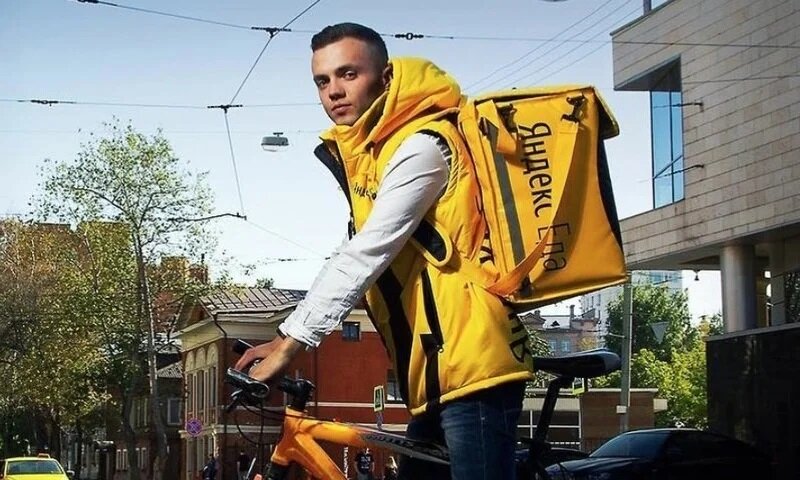 Курьер доставщик. Работа курьером два два. Водитель экспедитор. Доставщик еды. Работа курьером два два.