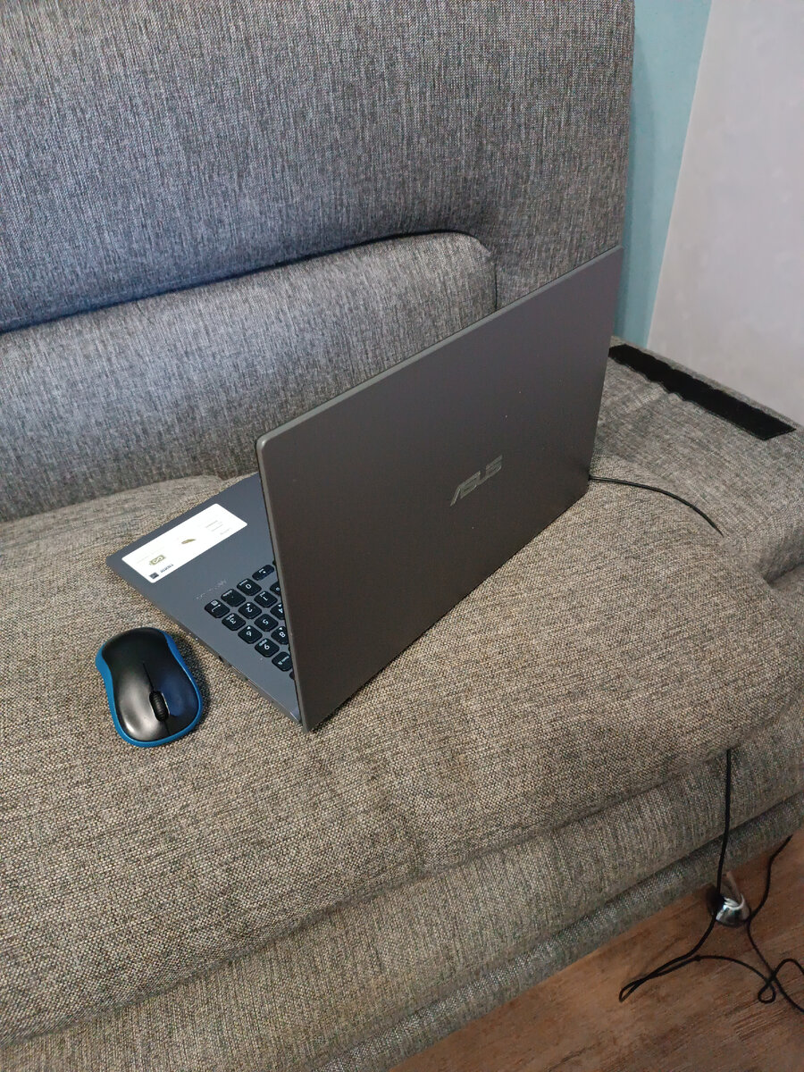 Где-то тут между диваном и ноутбуков обычно сижу я 