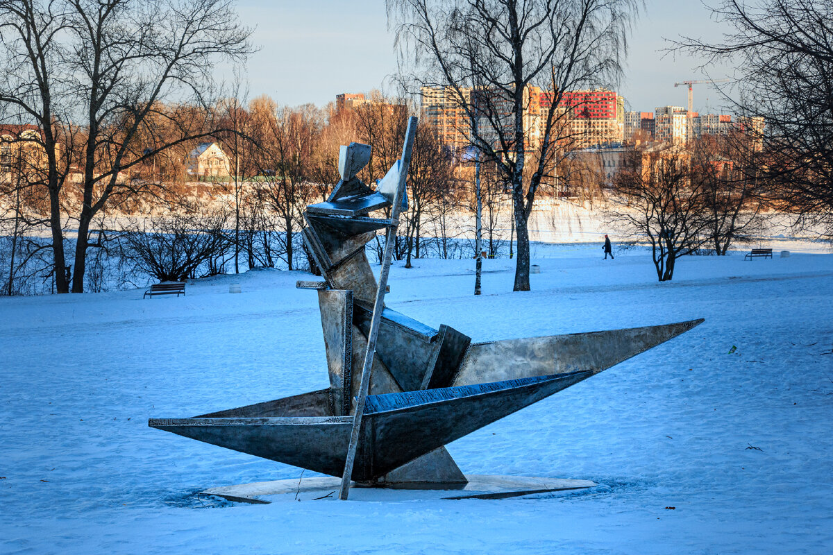 девушка-море. девушка-море. девушка на берегу моря. человек на рассвете. он стоял на берегу облитый солнцем.