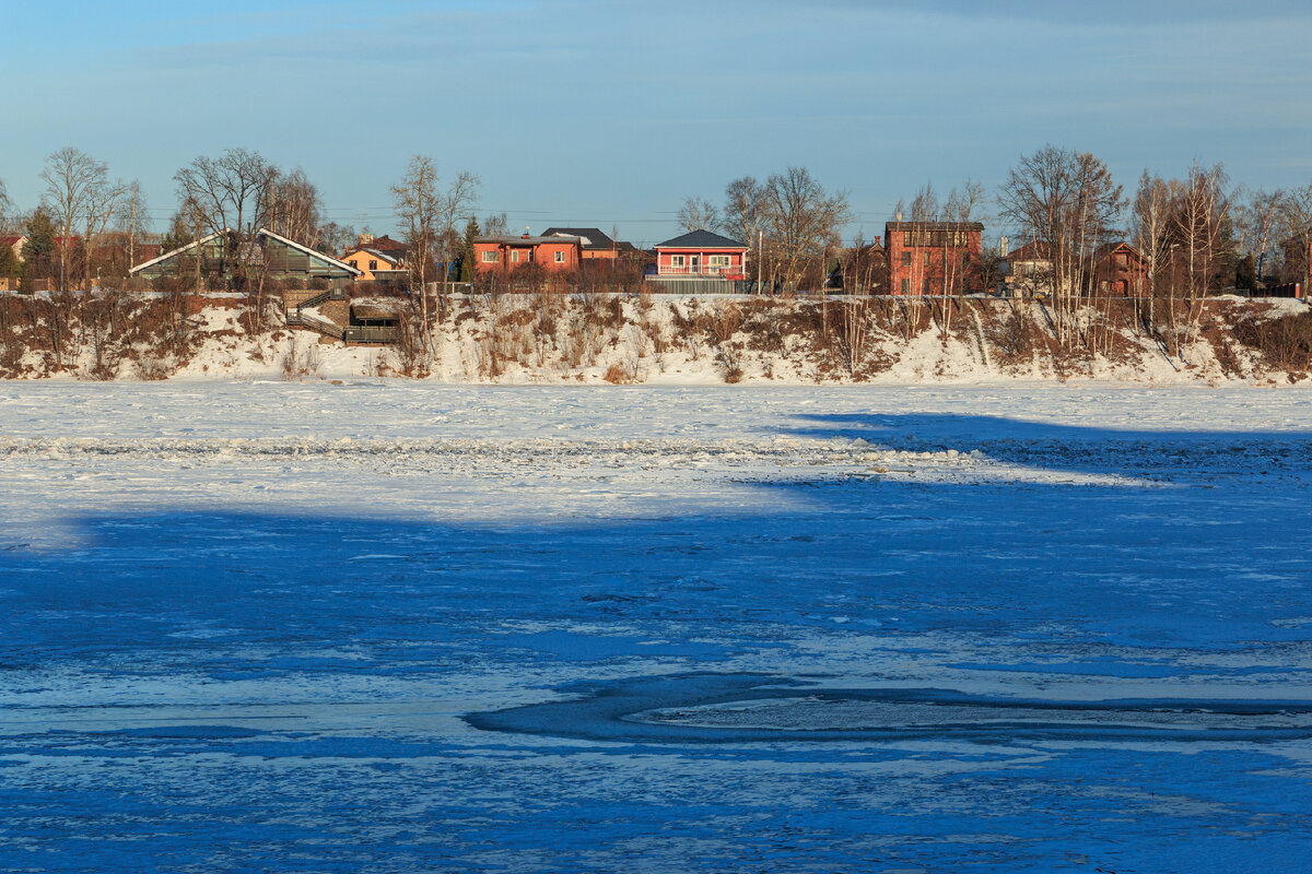Иллюстрации к произведениям а. Он стоял на берегу. Стих пушкина медный всадник. Стихотворение медный всадник пушкин. Мужчина на берегу моря.