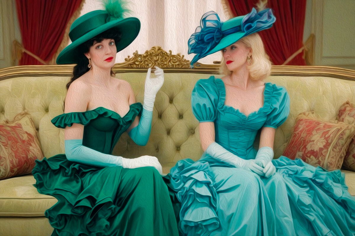 Две музы сестренки: брюнетка, неизменно одетая в изумрудные тона, и блондинка вся в легкомысленном голубом