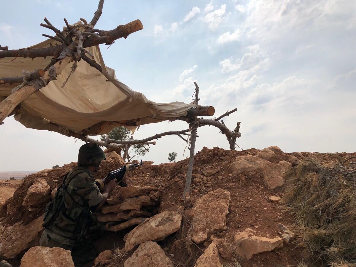    Сирийский военный на линии обороны на северо-западе района Манбидж в Сирии© РИА Новости / Михаил Алаеддин