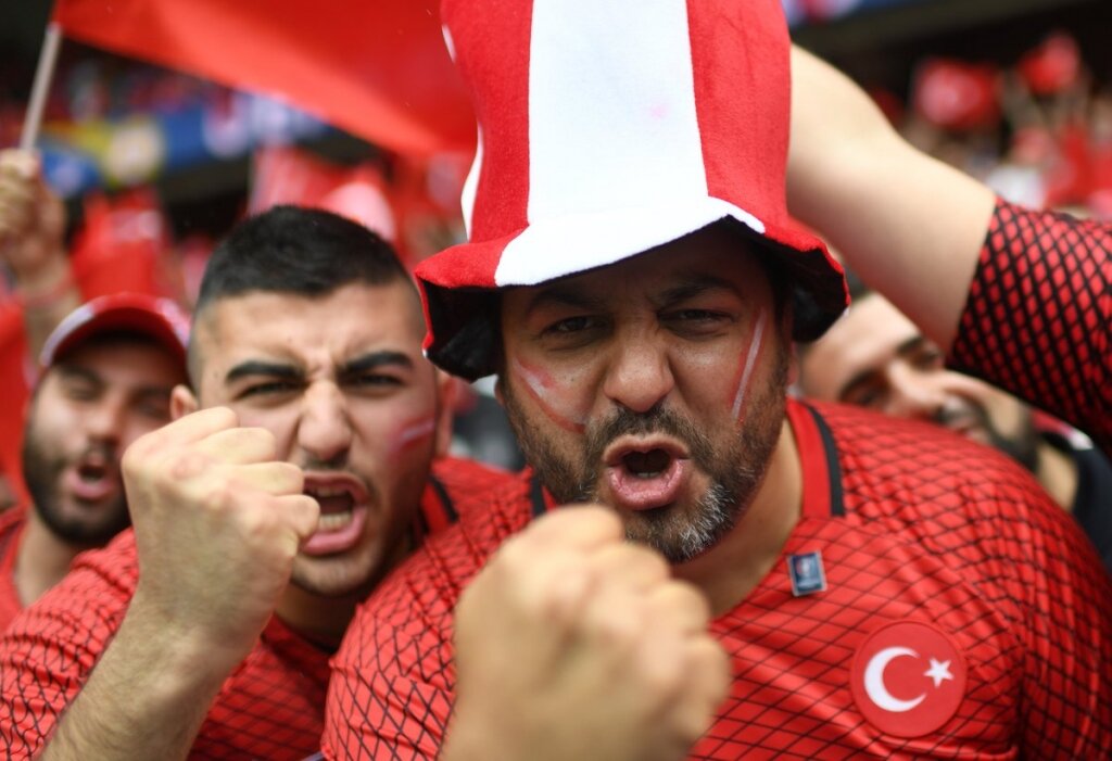 Много турков. Турецкие болельщики. Турецкие болельщики футбол. Турецкие футбольные фанаты. Фанаты Турции.