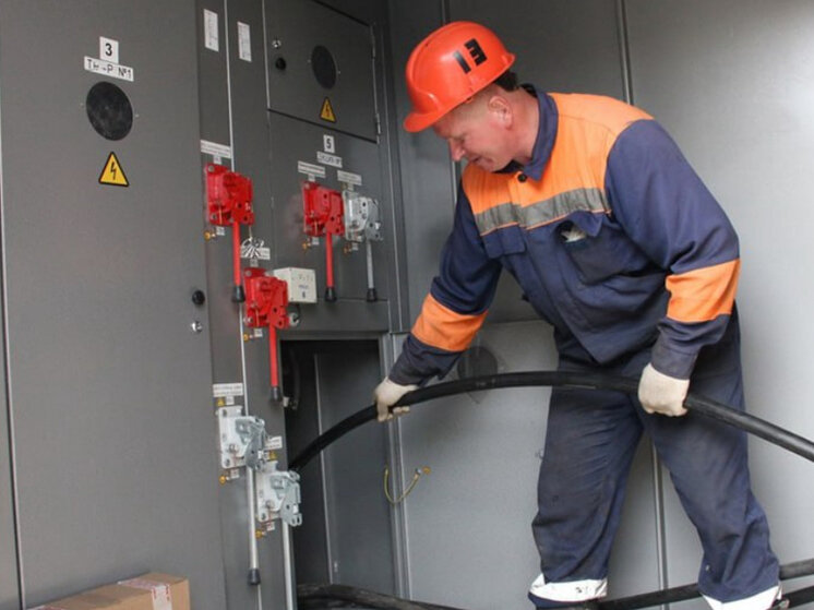 Отлучение электричества. Работа в электросетях. Электрики на подстанции. Электрик на столбе. Электромонтер распределительных сетей.