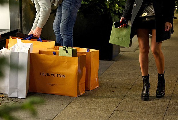    Пакеты люксового бренда Louis Vuitton. Фото: Lisi Niesner / Reuters