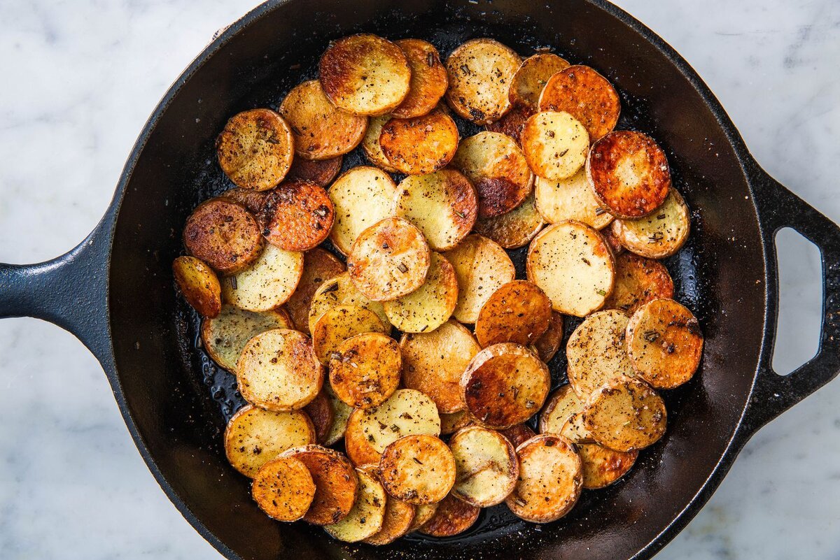 Что сначала жарить лук или мясо. Фрайд потейто. Картошка на сковородке. Картошка кружочками на сковороде. Жареная картошка.