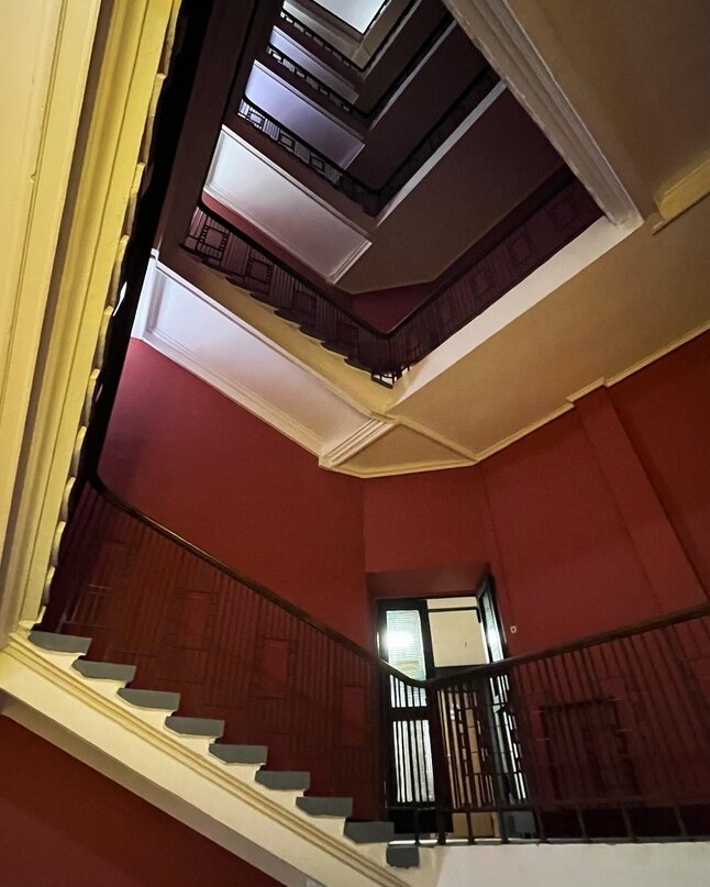 красивая квартира. высотадвухэтадного дома. лестница лофт в антресольный этаж. кухня гостиная с высокими потолками. антресольный этаж в стиле лофт.