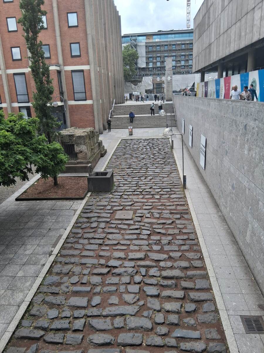 Справа Римско-германский музей, прямо Дом-Отель. Из личного архива автора 