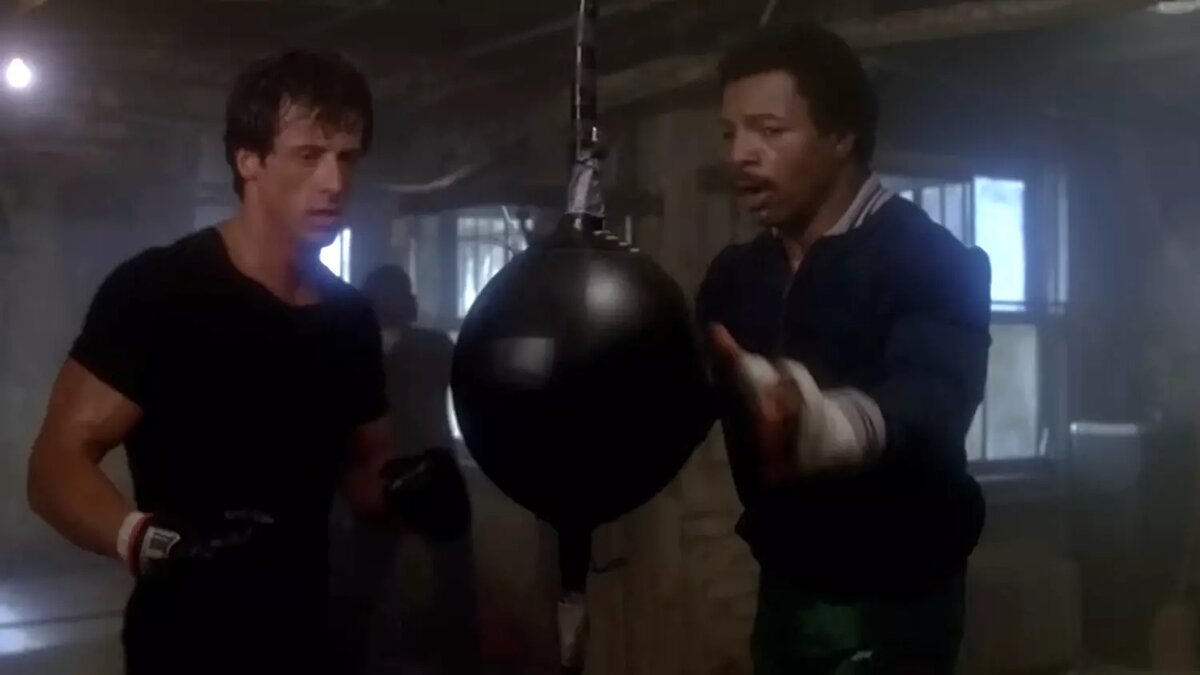 Рокки Бальбоа (Сильвестр Сталлоне) тренируется с Аполло Кридом (Карл Уэзерс). Сцена из фильма «Рокки 3» (1982). Фото: Стоп-кадр видео