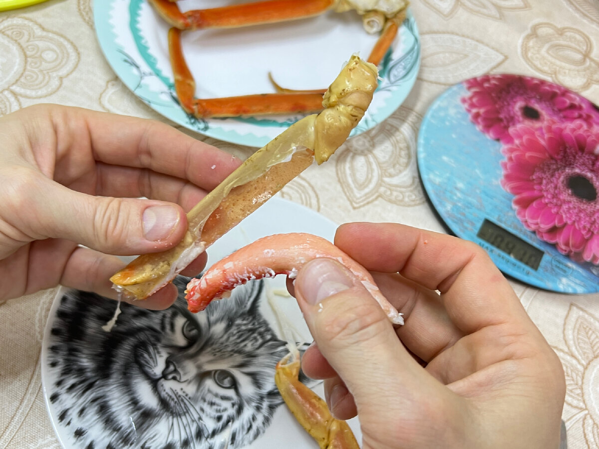 Пирамидка под столом. Человек столик. Стоит на столе под. Босые ноги под столом. Ребенок под столом.