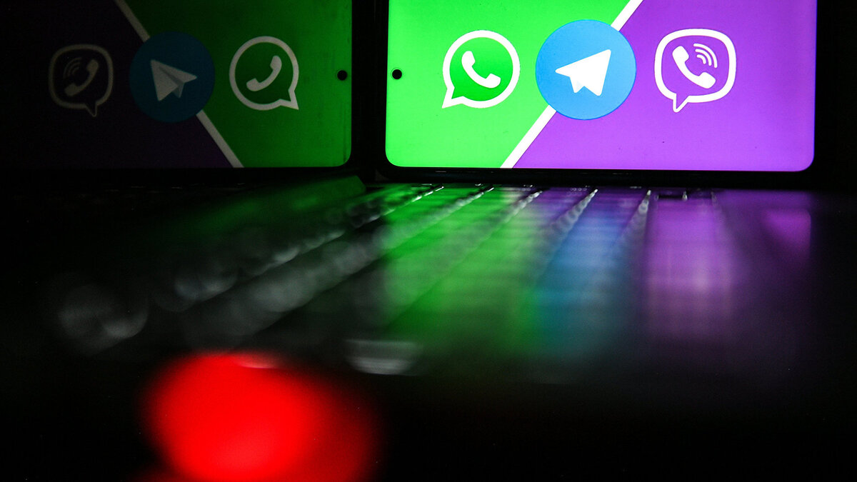    Иконки мессенджеров Viber, WhatsApp и Telegram на экране смартфона© РИА Новости . Рамиль Ситдиков