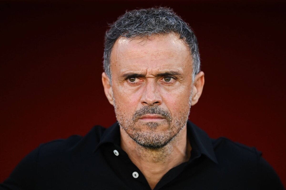 Главный тренер «Пари Сен-Жермен» Луис Энрике после матча со «Страсбургом» (2:1) остро высказался относительно готовности команды к предстоящим матчам 1/8 финала Лиги Чемпионов, которые начнутся менее чем через две недели после матча со «Страсбургом» (2:1).
«Беспокоит ли меня Лига Чемпионов, которая стартует через 12 дней? Через 12 дней мы все можем быть мертвы. Меня сейчас не интересует Лига чемпионов. Я думаю о матче Кубка Франции с «Брестом», вот что меня занимает, это финал для нас», 